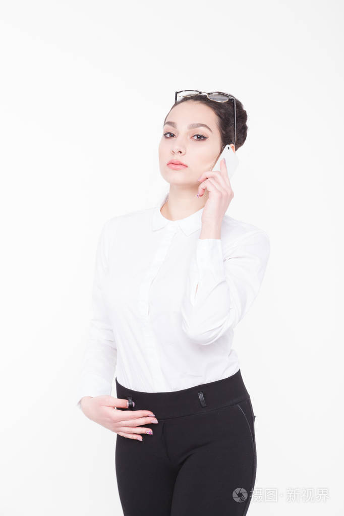 商业女人说话在白色背景上的移动