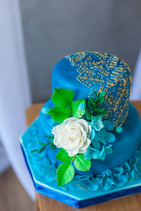 蓝色和金色生日或婚礼蛋糕
