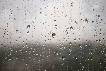 雨天公交车窗雨天窗玻璃上的水滴照片