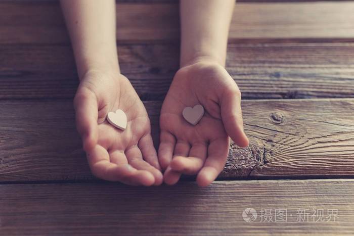 小男孩孩子双手托着妈妈的礼物