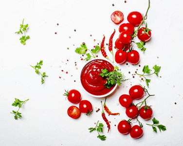 番茄酱佐以香料和香草配以樱桃西红柿在一碗白色食物背景, 顶部视图