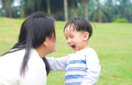 可爱的亚洲家庭