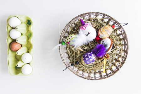 复活节彩蛋在柳条篮子与干草