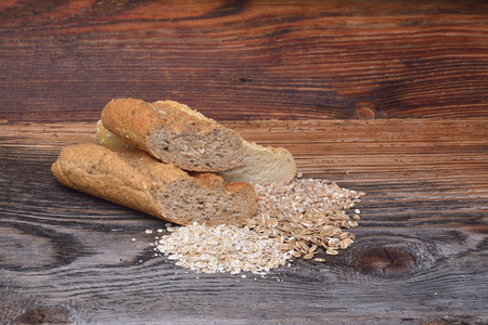 面包和谷物木制背景