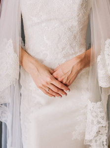 手新娘戒指手指折叠白色婚纱礼服