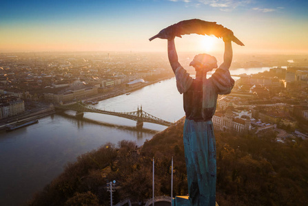 匈牙利布达佩斯在自由女神像上的空中日出观与自由桥和多瑙河在从盖勒特山拍摄的背景