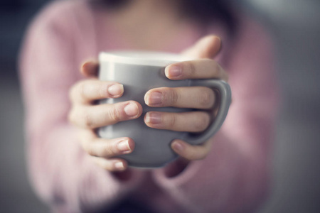 女人控股咖啡杯子