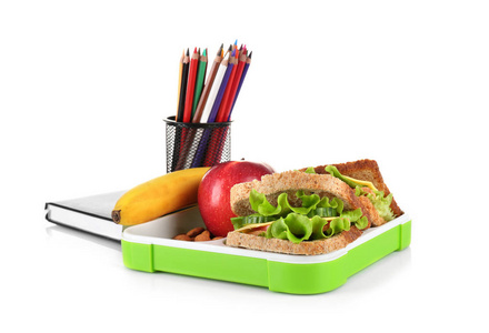 三明治 午餐盒和文具白色背景上的新鲜水果