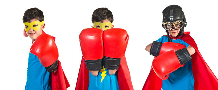 孩子穿得像拳击手套的超级英雄