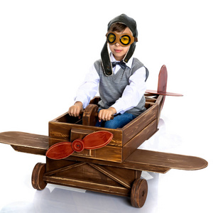 小男孩用木飞机