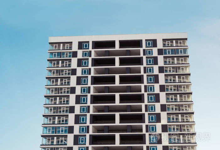现代化的新的公寓楼。高大块的单位带阳台对蓝蓝的天空的照片