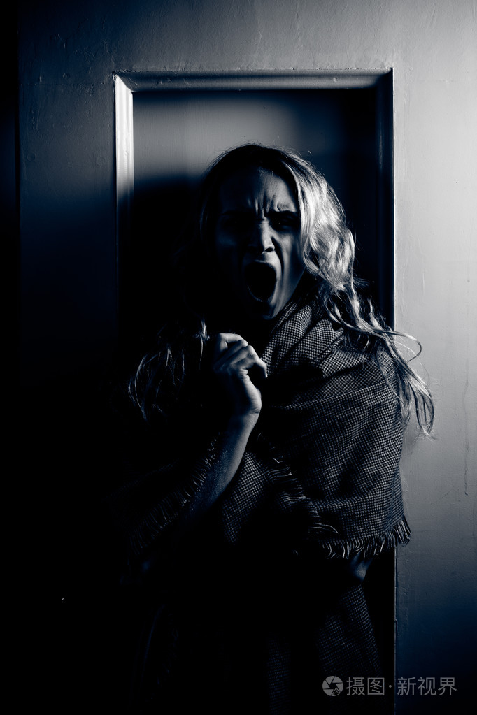 金发碧眼的年轻人可怕的女人