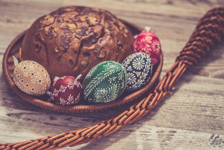 自制的和手工制作的复活节彩蛋在木托盘上的桦树枝上, 传统的捷克, 复活节彩蛋狩猎, 鞭子带丝带