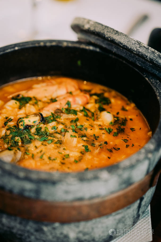 佛得角民族美食传统石碗中的cachupa