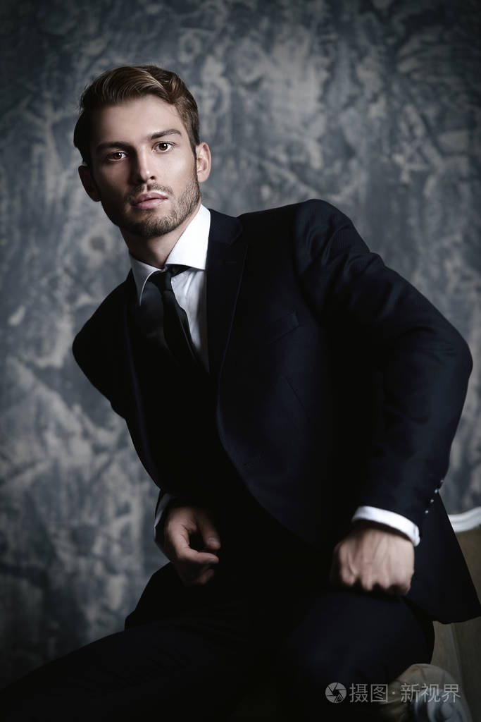 英俊潇洒的青年