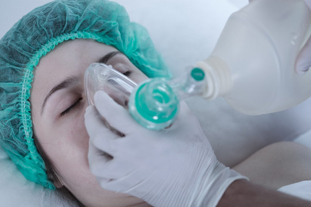 女性患者氧气面罩图片