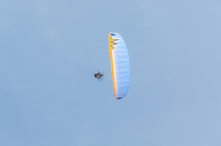 Paramotoring 或超轻型飞机，滑翔伞蓝天的衬托