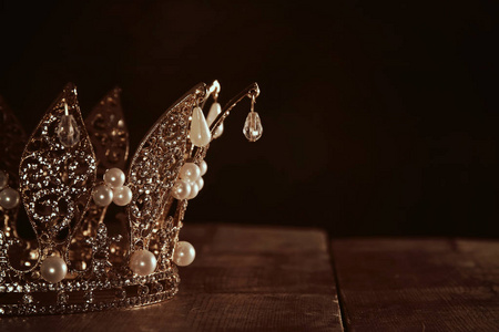 美丽皇后国王皇冠的低调形象。梦幻中世纪时期。选择性聚焦