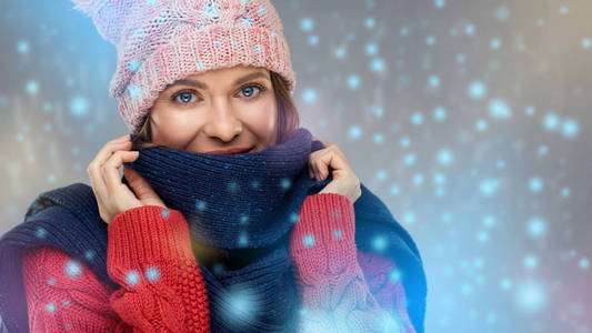 冬天穿衣服在暖和的冬天穿衣服的微笑的妇女特写面孔画像照片