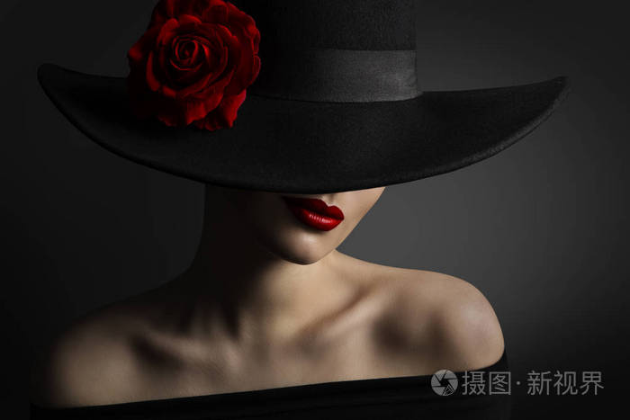 女人红唇和玫瑰花在黑帽子 时尚模特美女肖像 宽边帽照片 正版商用图片0n5wry 摄图新视界