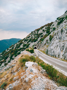 公路隧道中的黑山山脉