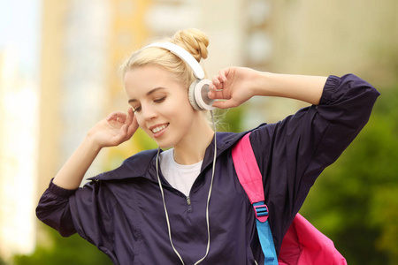 年轻女子听音乐