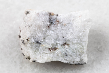 白色生碳酸盐石