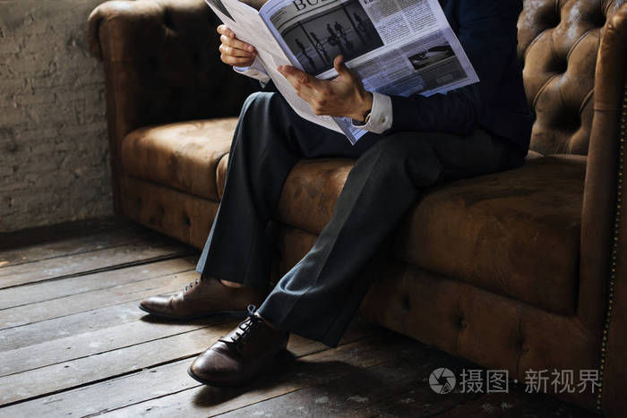 商人读报 坐在沙发上 裁剪图像