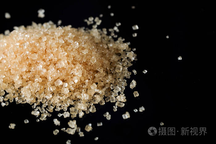 水晶糖, 褐色甘蔗糖在黑色背景下分离照片-正版商用