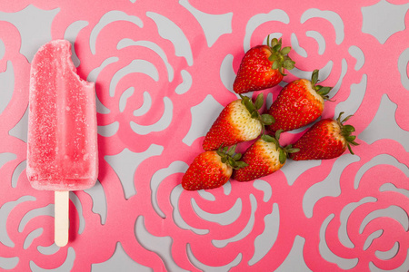 美味清爽的草莓风味冰棒图片