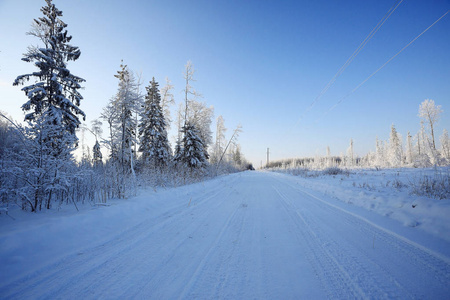 在冬天的雪路