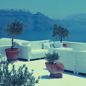 与白色的沙发，希腊圣托里尼岛海景台