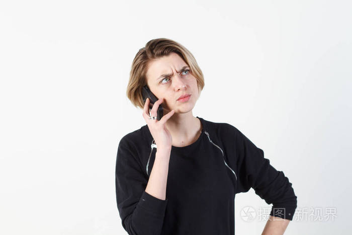 她微笑,愤怒,侵略,误解了,愤怒.在白色的背景.