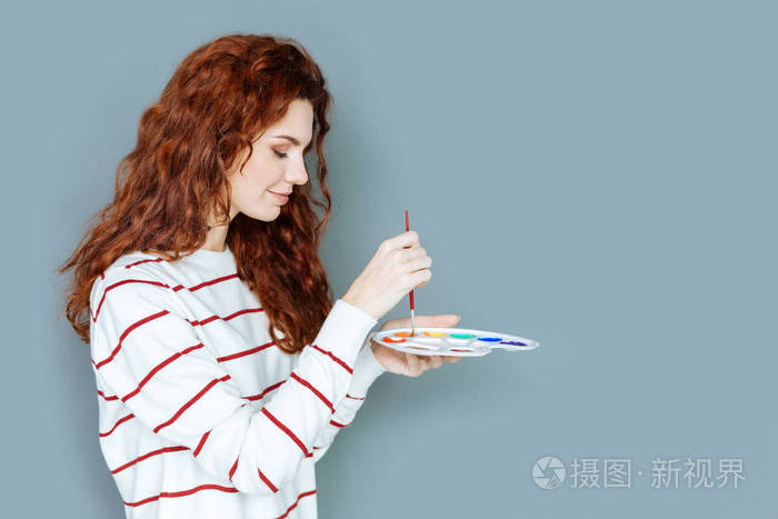 漂亮的年轻女子绘画照片-正版商用图片0n6332-摄图新视界