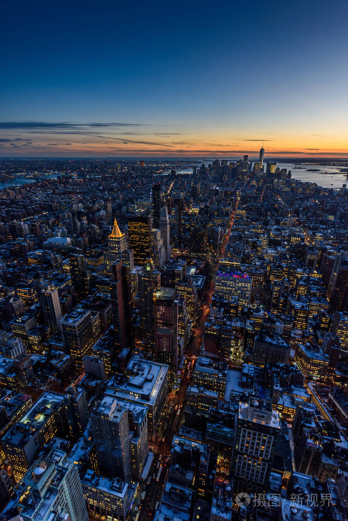 曼哈顿市中心天际线与摩天大楼在黄昏纽约市美国的风景视图
