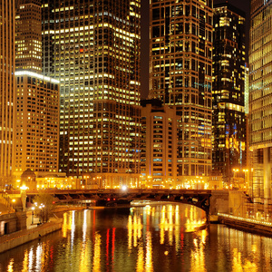 芝加哥市中心和芝加哥河在晚上