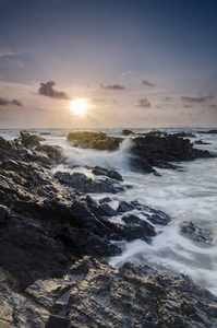 旅游与休闲概念，美丽的大海观风景令人惊叹的日出 background.sunlight 梁和软波打沙滩