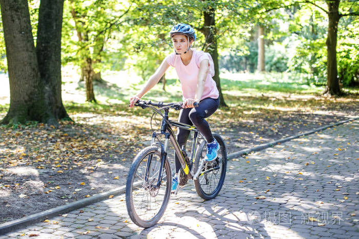 女生骑自行车照片图片