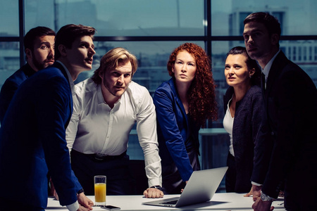 商务人群有会议和在现代明亮办公室室内工作照片