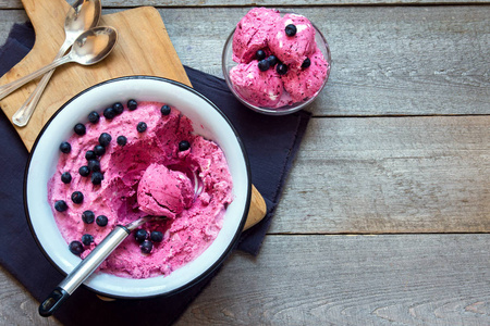 健康的自制生素香蕉和浆果冰淇淋 冰淇淋 顶部有机蓝莓健康素食食谱素食生果有机美味甜点, 免费乳制品, 面筋免费