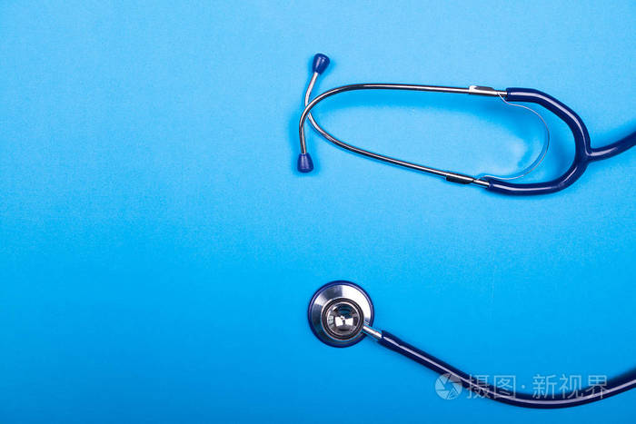 在摄影棚照片的背景上的医疗听诊器.顶部视图