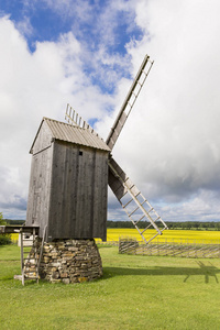 Angla 文物文化中心的老风车。爱沙尼亚 Saaremma 岛的荷兰式风车