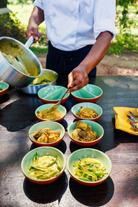 烹饪课厨师制作传统斯里兰卡咖喱菜