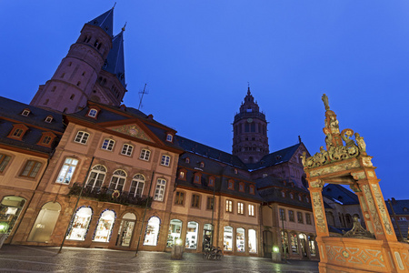 Mainzer Dom 首交响曲和市场很好