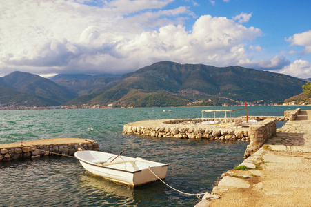 冬天地中海风景与一艘白色小船在小港。Kotor 湾, 蒂瓦特, 黑山