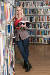 快乐女学生读书从书在图书馆