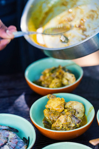 烹饪课厨师制作传统斯里兰卡鸡肉咖喱菜