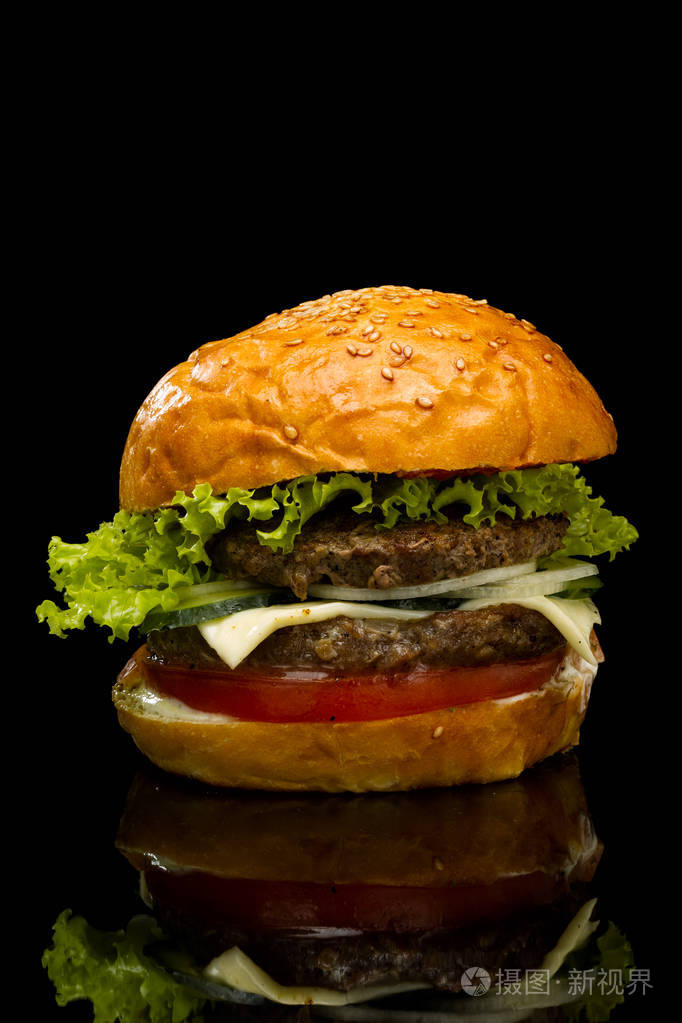 在黑色背景上的汉堡