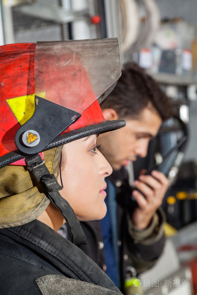 消防员在消防局的侧视图