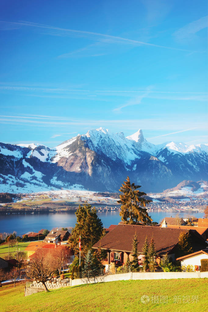 Sigrilwil 村庄与瑞士阿尔卑斯山和图恩湖